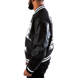 แจ็คเก็ตเบสบอลแบบวาร์ซิตี้สำหรับผู้ชาย สไตล์วินเทจ สีดำ สำหรับฤดูหนาว  แบบคอตั้ง  ปักโลโก้ด้านหน้า  ผ้าขนสัตว์  รับผลิตตามสั่ง (OEM) ขายส่ง - Product Image 4