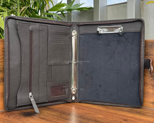 Carpeta de 3 anillas de cuero con herramientas de mano duraderas personalizadas Premium 2025, cubiertas para planificador de viaje, carpeta A4 con bolsillos con cremallera - Product Image 6