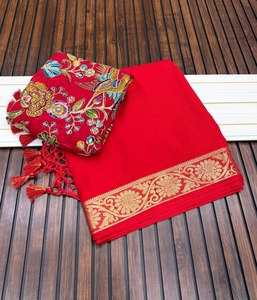2. Sari de Georgette Teñido a Mano de Lujo con Blusa Bordada de Viscosa con Estampado Posicionado y Pallu con Borlas - Product Image 3