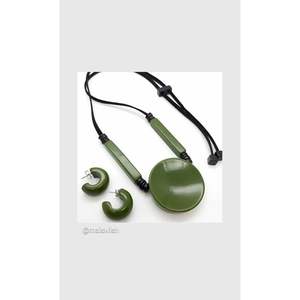 Collar de Resina Hecho a Mano, Único y Artístico, Joyería Artesanal Inusual - Product Image 1