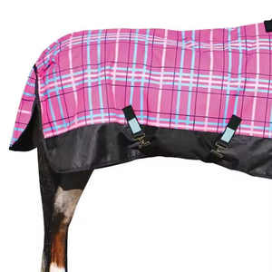 Manta impermeable rosa a cuadros para caballo con solapa media para la cola, doble cierre en el pecho y acolchado suave para uso exterior en verano. - Product Image 3