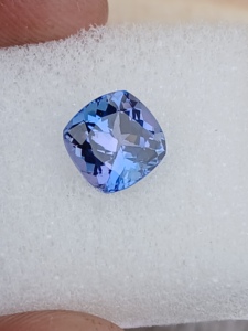 Tanzanita Azul Natural con Corte Cojín Púrpura, Gema de 7.60 mm y 2.10 Quilates con Juego de Color, Haram Gems Art - Product Image 3