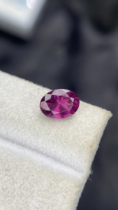 Pierre de grenat rhodolite d'Almandine de Tanzanie certifiée naturelle, provenant des Mines de Tanga, taille ovale, avec une qualité de couleur excellente, 1,51 carat - Product Image 6