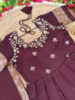 Robe Anarkali en soie mélangée de qualité supérieure avec broderie florale et bordure tissée Zari, ensemble assorti Voni, robe de fête pour femmes
