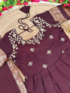 ชุดเดรส Anarkali ผ้าไหมผสมลายปักดอกไม้พรีเมียม แต่งขอบด้วยงานทอ Zari พร้อมชุด Voni เข้าชุด สำหรับงานเทศกาลสำหรับผู้หญิง - Product Image 5