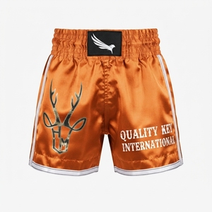 Shorts de boxe en satin personnalisés avec logo brodé violet et argenté, équipement de compétition de haute qualité, vêtements de sport fitness. - Product Image 6