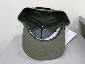 Gorra de Béisbol Ajustable de 6 Paneles en Verde Oliva, Color Sólido, con Cuerda, Estilo Urbano Casual y Energético para Adultos, Producida en Vietnam - Product Image 3