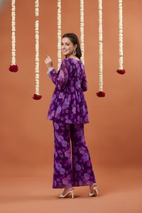 Conjunto de Kurta de Georgette Estampado Morado con Sharara, Manga Larga, Cuello Redondo, Traje Étnico Festivo para Mujer - Product Image 3