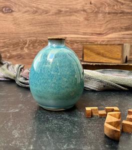 Vase en céramique bleu sarcelle captivant, en forme de mini-bouteille arrondie, finition brillante et accent élégant pour une décoration de table stylée - Product Image 5