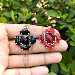 Colgante Decorativo Infantil de Cuarzo Rubí con Gema en Forma de Flor, Corte Cojín, Eslabón Central, Latón Bañado en Oro de 18K, Estilo Minimalista y Moderno - Product Image 4