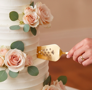 Espátula y cuchillo para servir pasteles de acero inoxidable dorado con diseño curvo de última generación, ideales para ceremonias y bodas. - Product Image 3