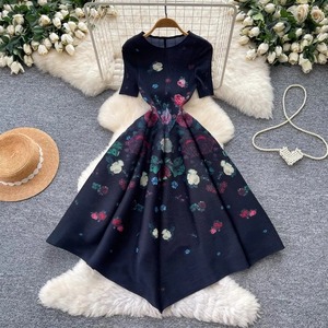 Vestido de noche formal de satén para mujer, con cuello redondo, corte en A, largo hasta el suelo, modesto, con estampado de palmeras, manga casquillo y ribete de piel - Product Image 2