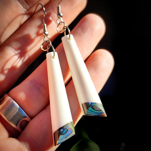 ต่างหูทำจากกระดูกชาวเมารี แกะสลักด้วยมือขัดเงา เป็นมิตรกับสิ่งแวดล้อม รูปทรงหยดน้ำ ด้านล่างประดับเปลือกหอยเป๋าฮื้อ ผลิตโดย Zehra Industries ของขวัญแต่งงาน งานสั่งทำพิเศษ - Product Image 5