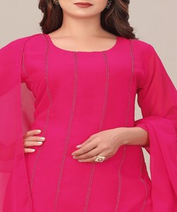 ชุดเสื้อท็อปผ้าจอร์เจตต์ปักลายพร้อมกางเกงชาราร่าและผ้าคลุมไหล่ สำหรับงานเทศกาล  ผ้าฝ้ายทอมือ  ชุดพื้นเมืองสีชมพู  สินค้ามาใหม่ - Product Image 4