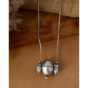 Collier pendentif fin Meera Jaipur, design élégant en argent pour femmes - Product Image 1