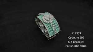 Bracelet manchette en laiton plaqué rhodium avec zircon cubique bleu 12305, motif floral, pour femme, idéal pour les soirées - Product Image 5