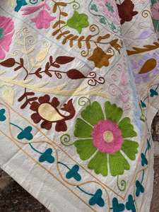 Manta de Algodón Suzani Bordada a Mano, Duradera y Decorativa |   Colcha de Algodón Hecha a Mano |   Funda de Sofá Bohemia - Product Image 6