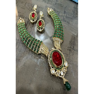 Ensemble collier et boucles d'oreilles pour femme en laiton plaqué or de qualité supérieure, orné de zircon et de kundan, idéal pour mariage, fiançailles, fête ou cadeau. - Product Image 1