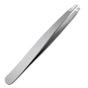 Pinzas ergonómicas para cejas con punta inclinada hechas a mano, herramienta de depilación de precisión de acero inoxidable, moderna y duradera - Product Image 3