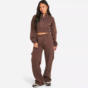 Sudadera corta de invierno para mujer, marrón, de tejido grueso y transpirable, con cremallera de un cuarto, y pantalones cargo a juego de largo completo. - Product Image 1