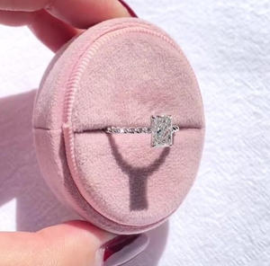 Anillo de compromiso solitario de diamante blanco corte radiante Regal, con taladro trenzado y engaste de plata. - Product Image 2