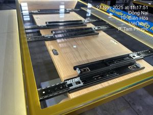 Exhibidor de Vidrio Moderno Premium Personalizado con Bandeja Extraíble, Exhibidor LED para Minoristas ADong A57, Fácil Montaje, Uso en Interiores, OEM Vietnam - Product Image 3