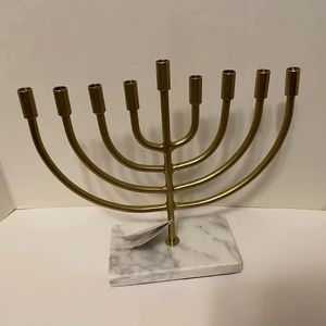 Ménorah en métal doré avec base en marbre, porte-bougie classique juif pour Hanouka, décoration de table - Product Image 1