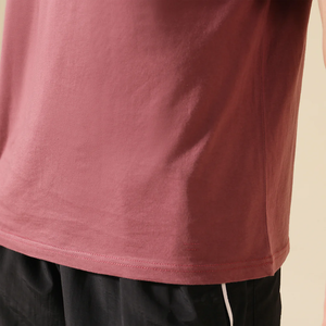Venta al por mayor de fábrica: Camiseta casual oversize de manga corta con cuello redondo y color liso para hombre 2026, 100% algodón, tejido liso teñido, con logo frontal. - Product Image 6