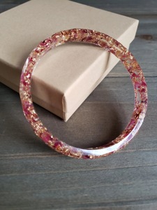 Brazalete de Resina Hecho a Mano con Diseño Floral Rosa y Dorado, Estilo Lujoso, Regalo Promocional Novedoso - Product Image 5