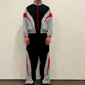 Conjunto Deportivo de Dos Piezas para Hombre, Chaqueta con Cierre y Cuello Alto, Pantalones Jogger, Ligero, Resistente al Viento, Estilo Casual Urbano, en Negro, Gris y Rojo - Product Image 1