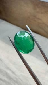 Émeraude naturelle zambienne de 4,29 carats, taille ovale, pierre précieuse non montée |   Pierre précieuse verte authentique pour la vente en gros et l'exportation de bijoux fins - Product Image 4