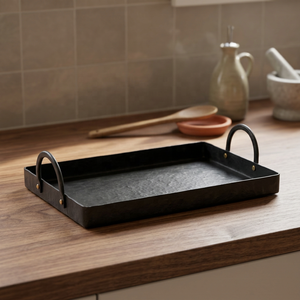 Grand plateau en métal design avec finition enduite de poudre noire et deux poignées utilisées pour servir des boissons et des plats - Product Image 1