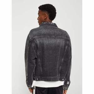 Chaqueta de mezclilla lavada para hombre, corte holgado, cuello vuelto, abotonadura sencilla, informal, de algodón para otoño, con dobladillo deshilachado y manga regular - Product Image 4