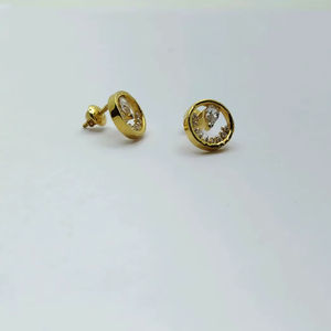 Élégantes boucles d'oreilles clous circulaires en or 22 carats avec diamants et design moderne serti clos, bijoux minimalistes et stylés pour femme, idéales pour le quotidien. - Product Image 1