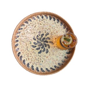 Plateau décoratif en rotin naturel avec incrustation élégante en MOP - Product Image 4