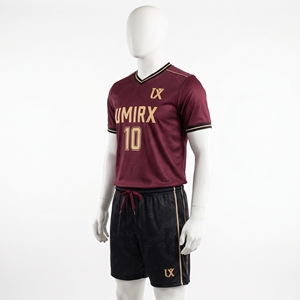 Conjunto de Uniforme de Fútbol Sublimado Personalizado de Primera Calidad, Camiseta y Pantalones Cortos de Fútbol Color Borgoña y Dorado, Uniforme de Equipo Unisex con Nombre y Número, 100% Poliéster - Product Image 4