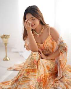 Conjunto de Salwar Largo con Estampado Floral Color Durazno y Naranja para Mujer, con Shrug, Diseño Indo-Occidental para Fiestas, Diwali y Bodas - Product Image 1