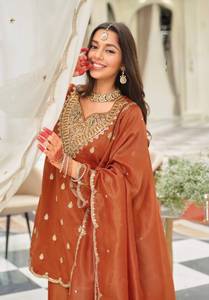 Ensemble prêt-à-porter en soie naturelle avec broderie de créateur, sequins et découpes fantaisie, comprenant un haut, un pantalon Sharara et un dupatta. - Product Image 4