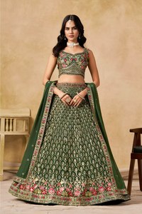 Robe de demoiselle d'honneur Rivaayat House, couleur bonbon, brodée de fleurs, avec un lehenga vert, un haut à bretelles spaghetti et un bas en A-line, longueur au sol - Product Image 2