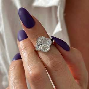 Bague de fiançailles à trois pierres en diamant ovale de 5 carats cultivé en laboratoire, diamants latéraux en demi-lune, or blanc, certifiée IGI - Product Image 2