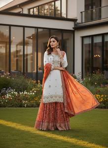 Kurta en coton blanc brodé avec dupatta et jupe orange, tenue ethnique traditionnelle indienne et pakistanaise pour femmes, longueur au sol. - Product Image 3