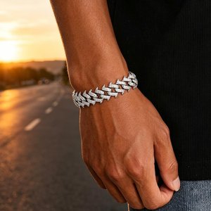 Pulsera de eslabones cubanos con diamantes de moissanita de corte brillante redondo VVS, joyería personalizada estilo hip hop para uso unisex. - Product Image 3