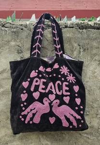 กระเป๋าโท้ทกำมะหยี่สีดำสั่งทำขายส่ง พร้อมลายปักอักษร PEACE สีชมพู รูปหัวนกพิราบ หัวใจ และลายดอกไม้สุดเก๋ - Product Image 2