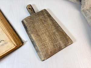 Tabla de cortar rectangular vintage de madera con asa, estilo rústico, primitivo, de madera maciza, para decoración de cocina, hogar y cafetería. - Product Image 3