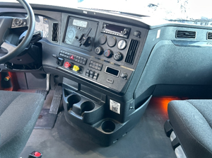 รถบรรทุกหัวลากขนาดใหญ่ ปี 2023 รุ่น 6x4 กำลัง 505 แรงม้า หลังคาสูง พร้อมห้องนอน สภาพดีเยี่ยม วิ่งเพียง 252,020 ไมล์ - Product Image 3