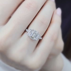 Anillo de compromiso de tres piedras de alta calidad en oro, oro rosa, oro blanco, plata, con esmeralda cultivada en laboratorio certificada por IGI y diamantes VVS VS. - Product Image 1