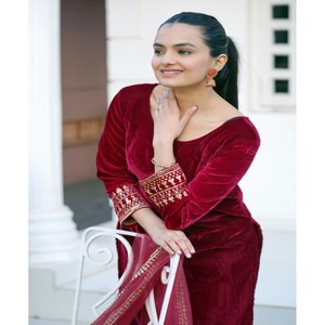 Traje de Terciopelo para Mujer con Bordado de Lentejuelas, Elegante Conjunto Bordado - Product Image 3