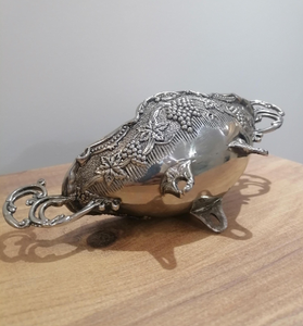 Bol de service ovale vintage en argent avec motif de raisins en relief, poignées en spirale et base sur pied pour la maison et la cuisine - Product Image 5