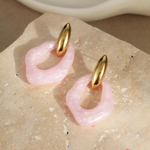 Boucles d'oreilles uniques en résine, cadeau pour elle, avec accents de perles, bijoux fantaisie en résine, artisanat de créateur - Product Image 4