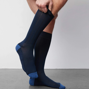 Chaussettes mi-hautes bleu marine pour hommes, chaussettes rayées à la cheville avec bout contrastant bleu, sport et décontracté - Product Image 2